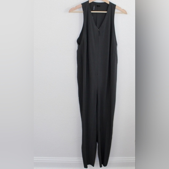 Lululemon Vindur Onesie lululemon LAB Graphite Grey Size 4. - Picture 4 of 16